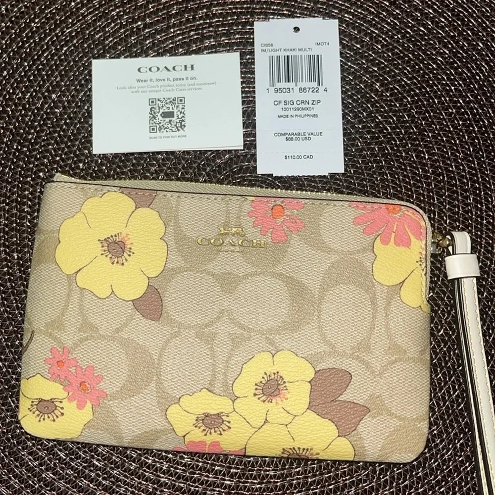 💝🆕💝 Corner Zip Wristlet In Signature Canvas With Floral Print